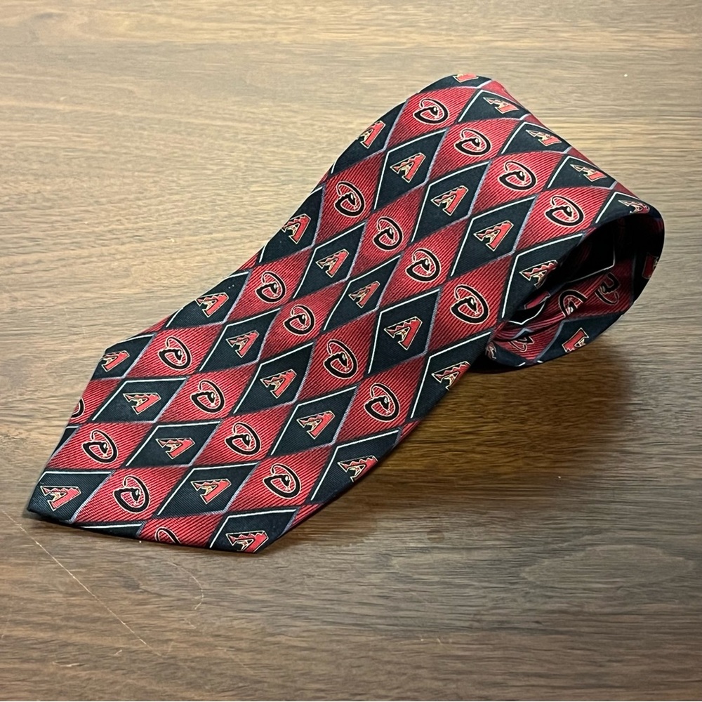 Arizona Diamondbacks Elegant Black and Red Patterned Tie